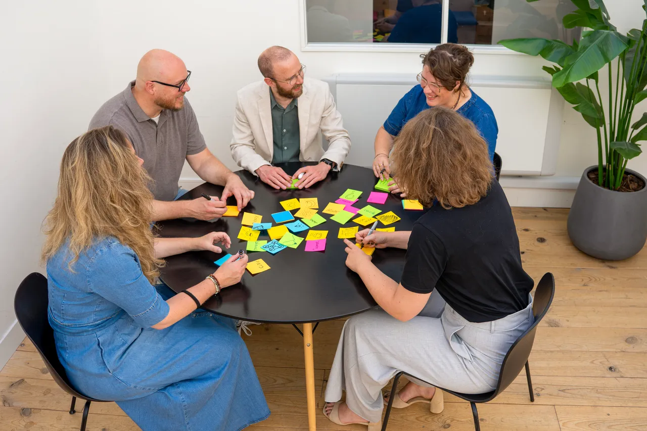 Collega's overleggen samen aan tafel